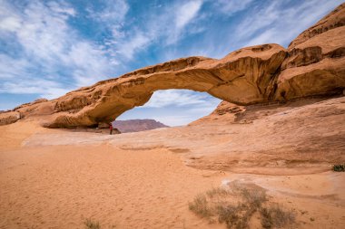 Ürdün 'deki Wadi Rum Çölü' nde Rocky kemeri