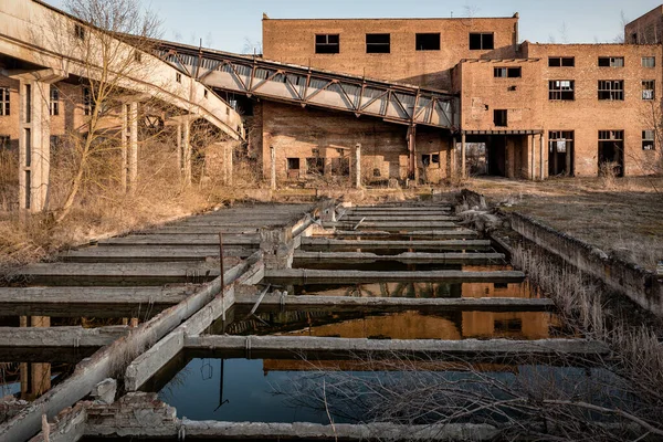 Terk Edilmiş Eski Bir Fabrikanın Kalıntılarını Sel Basmış — Stok fotoğraf