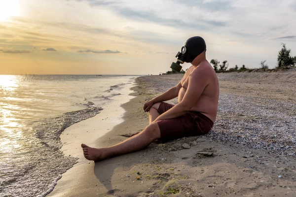 Gordura Bronzeada Homem Com Sobrepeso Uma Máscara Gás Sentado Praia — Fotografia de Stock