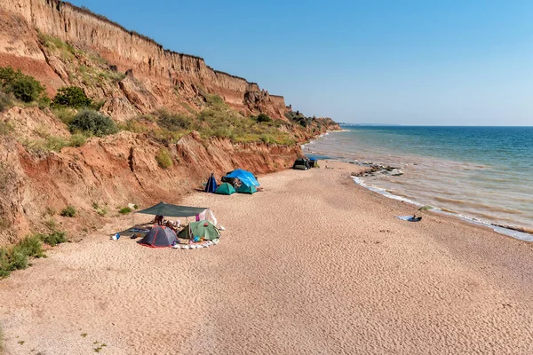 Tende Campeggio Sulla Spiaggia Sotto Scogliera Sabbiosa — Foto Stock