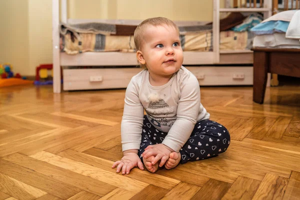 Słodkie Małe Dziecko Siedzi Parkiecie Obrazy Stockowe bez tantiem