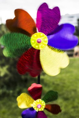 Hareketli renkli yel değirmeni