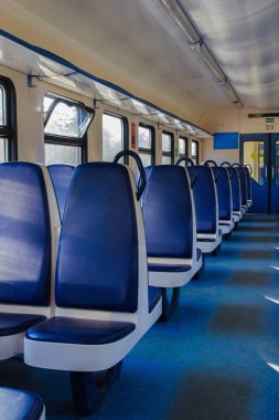Mavi koltuk boş bir tren