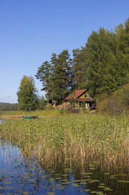 Gölün kıyısında ev