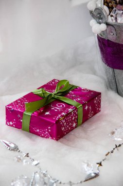 Yeni yıl'ın hediye kutuları. Hediye paketleme. Noel dekor ve süslemeler.