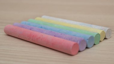 Renkli tebeşir ve üst üste beyaz tebeşir