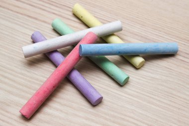 Renkli tebeşir ve beyaz tebeşir