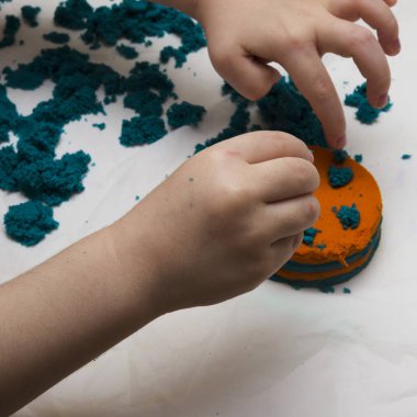 Çocuk el renkli kum kalıplanmış