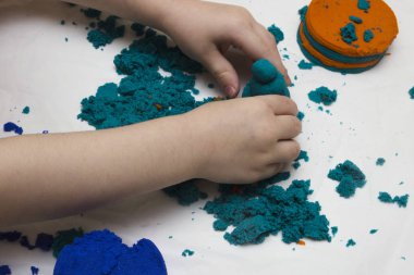 Çocuk el renkli kum kalıplanmış