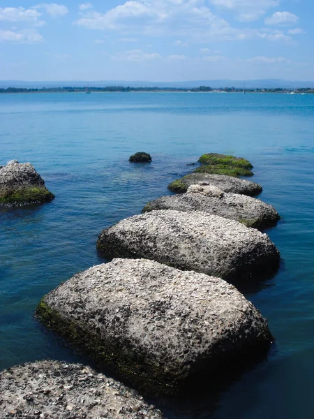 Piedras Negras Mar Azul —  Fotos de Stock