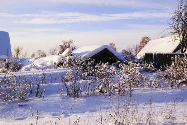Snowdrifts kırsal binalarda. Rusya