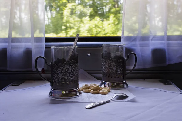 Bir bardak çay kaşık ve dryings tren tablo ile.