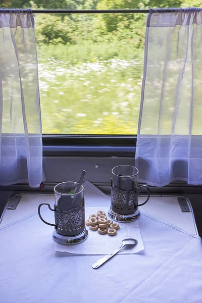 Tren gözlük, kaşık ve direksiyon simidi ile kabin içinde bir tablo.