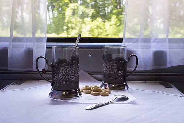 Uma Mesa Cabine Comboio Com Copos Colheres Volante — Fotografia de Stock