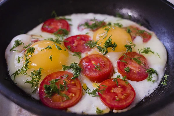 Huevos Fritos Con Tomates Una Sartén — Foto de Stock