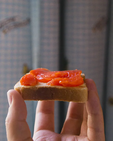 Sandwich Mit Butter Und Rotem Salzwasser Der Hand — Stockfoto