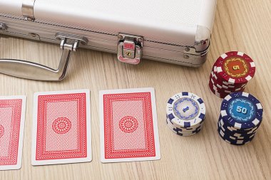 Alüminyum çanta poker ile ayarlayın. Cips, kartlar, küpleri.