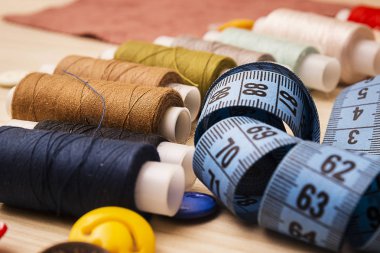 Ölçüm bandı, düğmeler ve çok renkli iplik biriktiricileri mavi