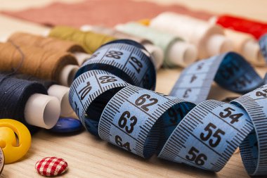 Ölçüm bandı, düğmeler ve çok renkli iplik biriktiricileri mavi