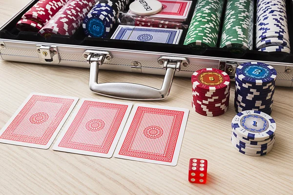 Alüminyum Çanta Poker Ile Ayarlayın Cips Kartlar Küpleri — Stok fotoğraf