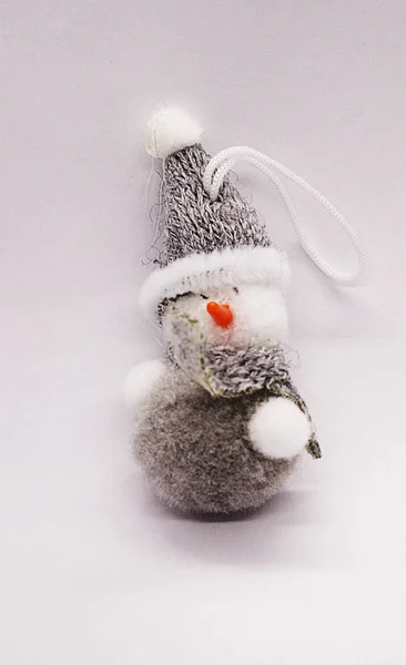 Kardan adam gri şapkalı beyaz bir arka plan üzerinde Noel ağacı süsle