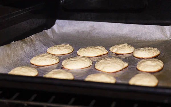 Bandeja Cozimento Com Deliciosos Biscoitos Forno — Fotografia de Stock