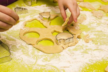 Kızlar el hamur çerezlerini kesmek