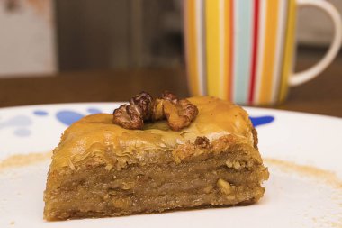 Fincan çay ile beyaz bir tepside baklava