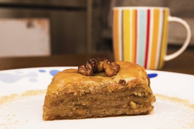 Fincan çay ile beyaz bir tepside baklava