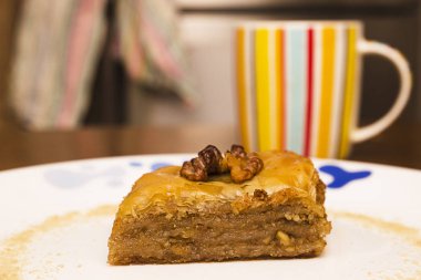 Fincan çay ile beyaz bir tepside baklava