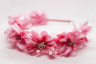 Beyaz arka plan üzerinde pembe çiçekli bebek saç aksesuarı