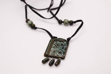 Yeşil kolye kolye ve boyama ile. El yapımı dekorasyon.