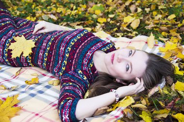 Güzel kız ekose sonbahar Park yatan