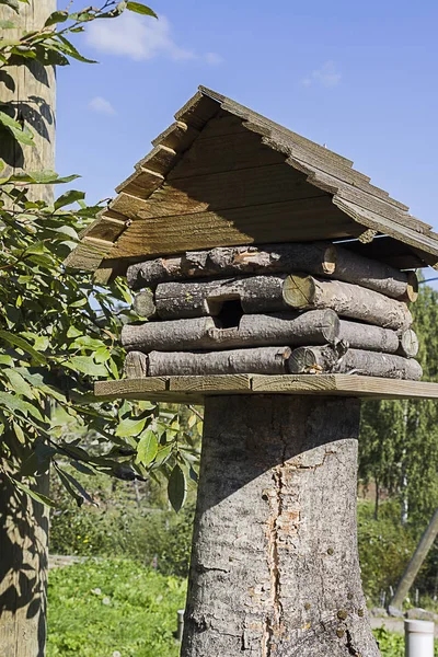 Dekorativní malá dřevěná chata pro zahradní dekoraci — Stock fotografie