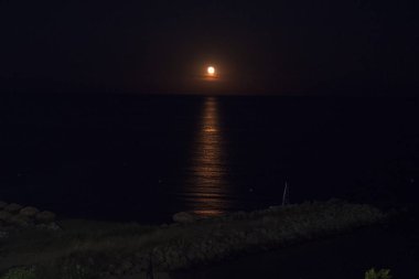 Dolunay ayarın Okyanusu parlıyor yansıması ile ufukta