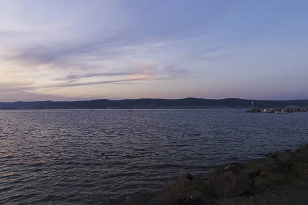 Crepúsculo en la costa del Mar Negro. Montañas en la distancia —  Fotos de Stock