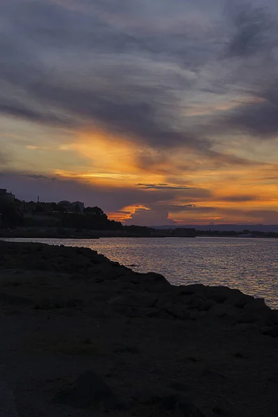 Coucher de soleil coloré lumineux sur la côte de la mer Noire — Photo