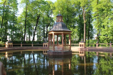 St. Petersburg, Yaz Bahçesi, Rusya, Mayıs 2014: Yaz Bahçesinde çardağı olan bir gölet.