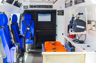 İçinde hayat kurtaran ekipmanlar olan bir ambulansın içinde.
