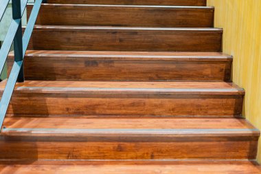 Tahta merdivenler binanın tepesine ve aşağısına çıkıyor.