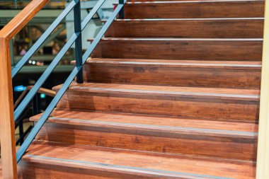 Tahta merdivenler binanın tepesine ve aşağısına çıkıyor.