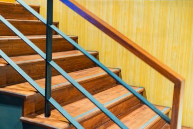 Tahta merdivenler binanın tepesine ve aşağısına çıkıyor.