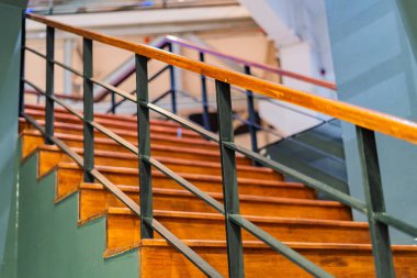 Tahta merdivenler binanın tepesine ve aşağısına çıkıyor.