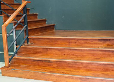 Tahta merdivenler binanın tepesine ve aşağısına çıkıyor.