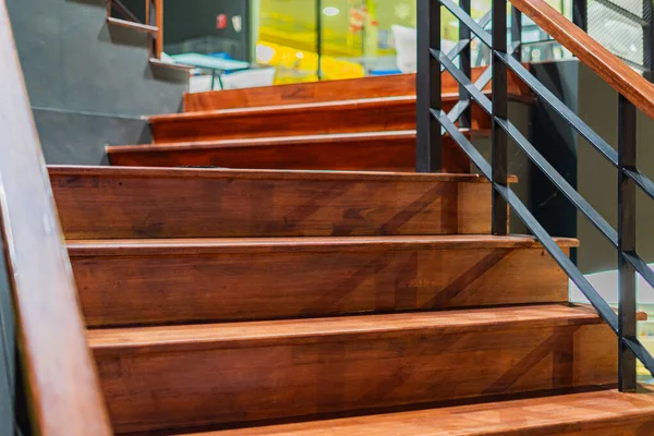 Tahta merdivenler binanın tepesine ve aşağısına çıkıyor.