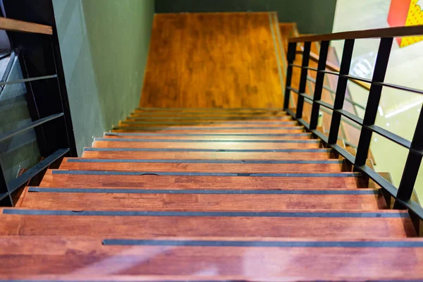 Tahta merdivenler binanın tepesine ve aşağısına çıkıyor.