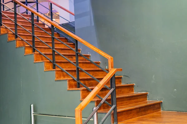 Tahta merdivenler binanın tepesine ve aşağısına çıkıyor.