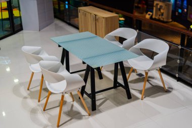 Misafir kabul etmek için masa ve sandalye hazır.