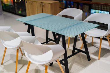 Misafir kabul etmek için masa ve sandalye hazır.