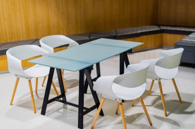 Misafir kabul etmek için masa ve sandalye hazır.